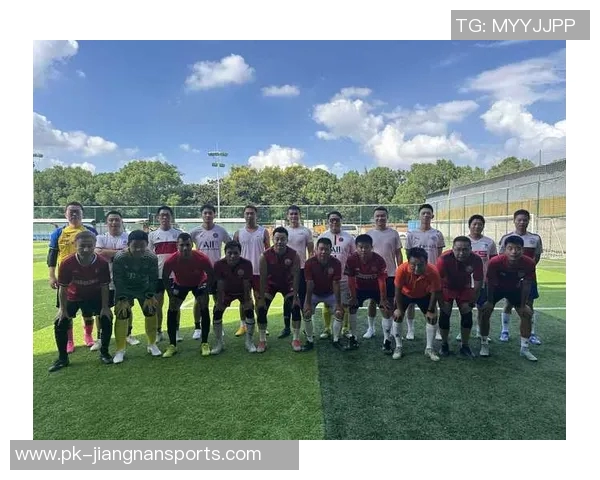 以球星为核心探索小场足球激情与团队协作魅力