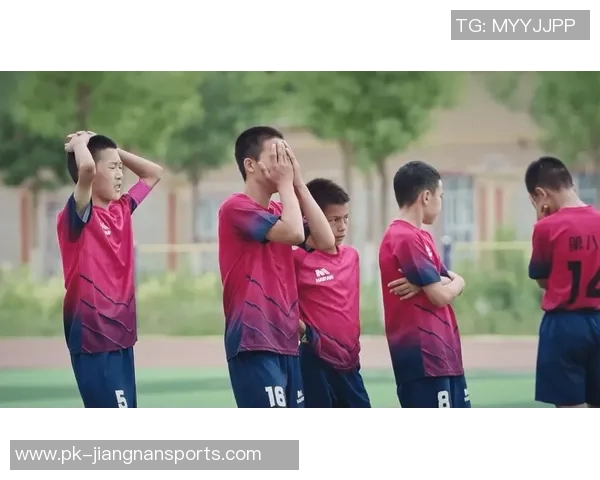 足球场上的温暖瞬间:从球员间的互助到感动人心的比赛时刻 足球场上的温暖瞬间:从球员间的互助到感动人心的比赛时刻